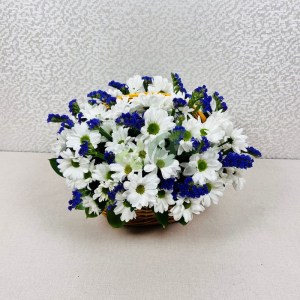 Декоративная корзина с хризантемами